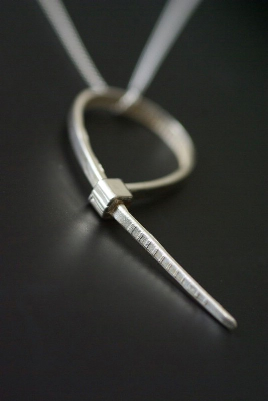 Connect-Cable-Toe-Necklace
